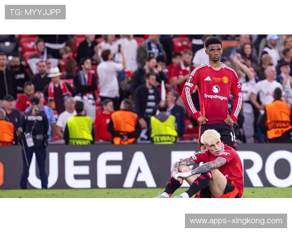 曼联后场站位频繁被利用